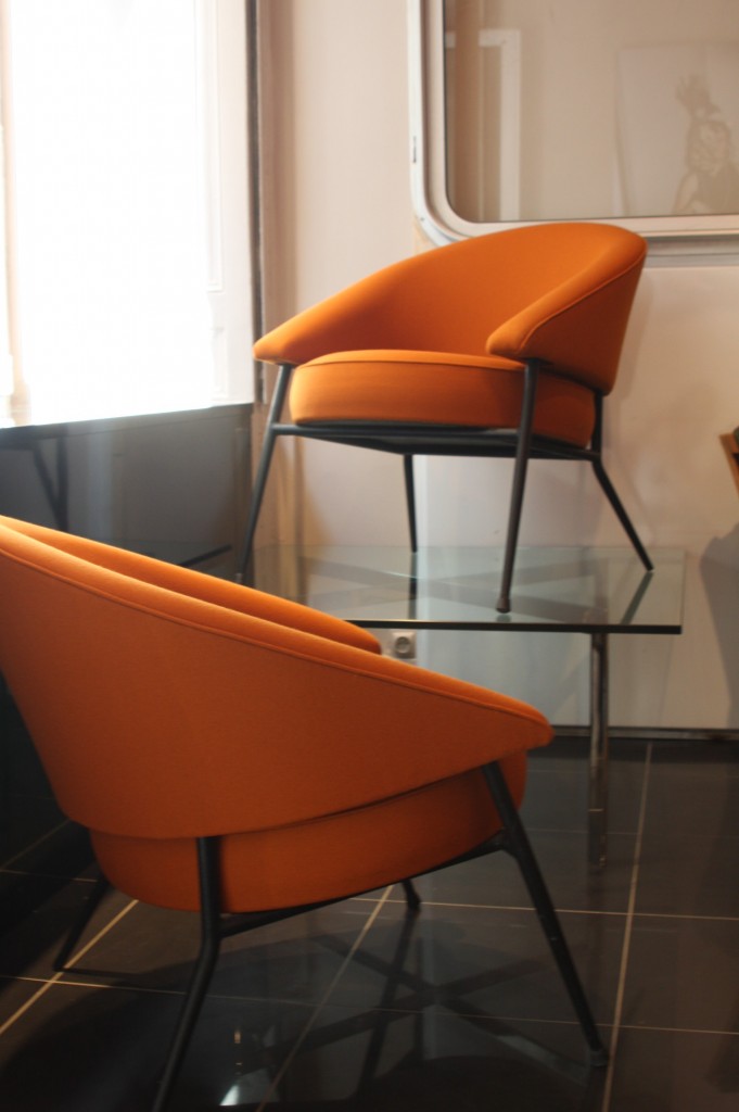 39Galerie présente une paire de fauteuils en crèpe de laine orange