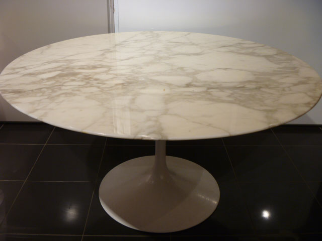 Table Saarinen en marbre Turcato et piétement en fonte de métal laqué blanc